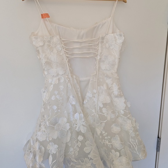 UNTAMED PETALS BY AMANDA JUDGE White Floral Wedding Dress - Picture 4 of 9